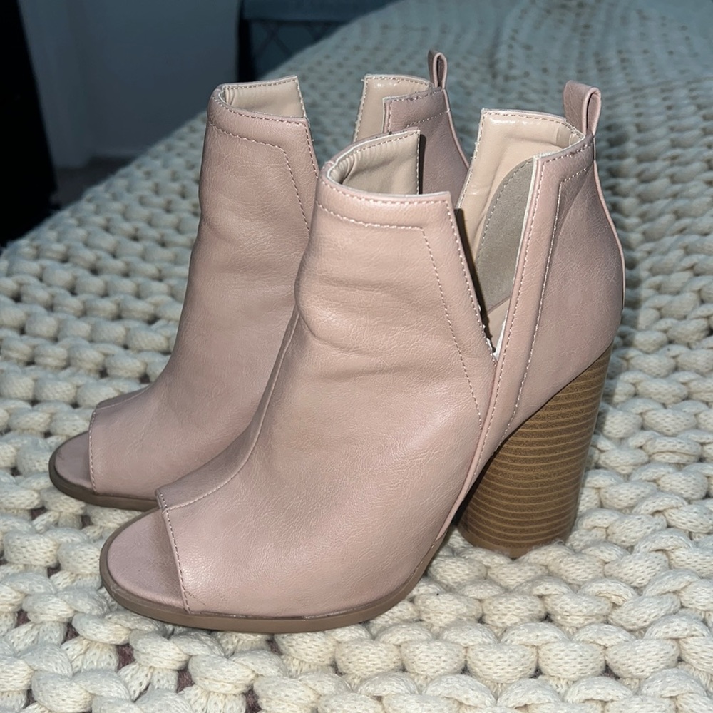 Nude pink heels / size 7.5